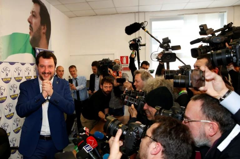 Aνεμος αισιοδοξίας: Ο Ρέντσι εγκαταλείπει το… καράβι – Ο ηγέτης Μ. Σαλβίνι πιάνει το «τιμόνι»